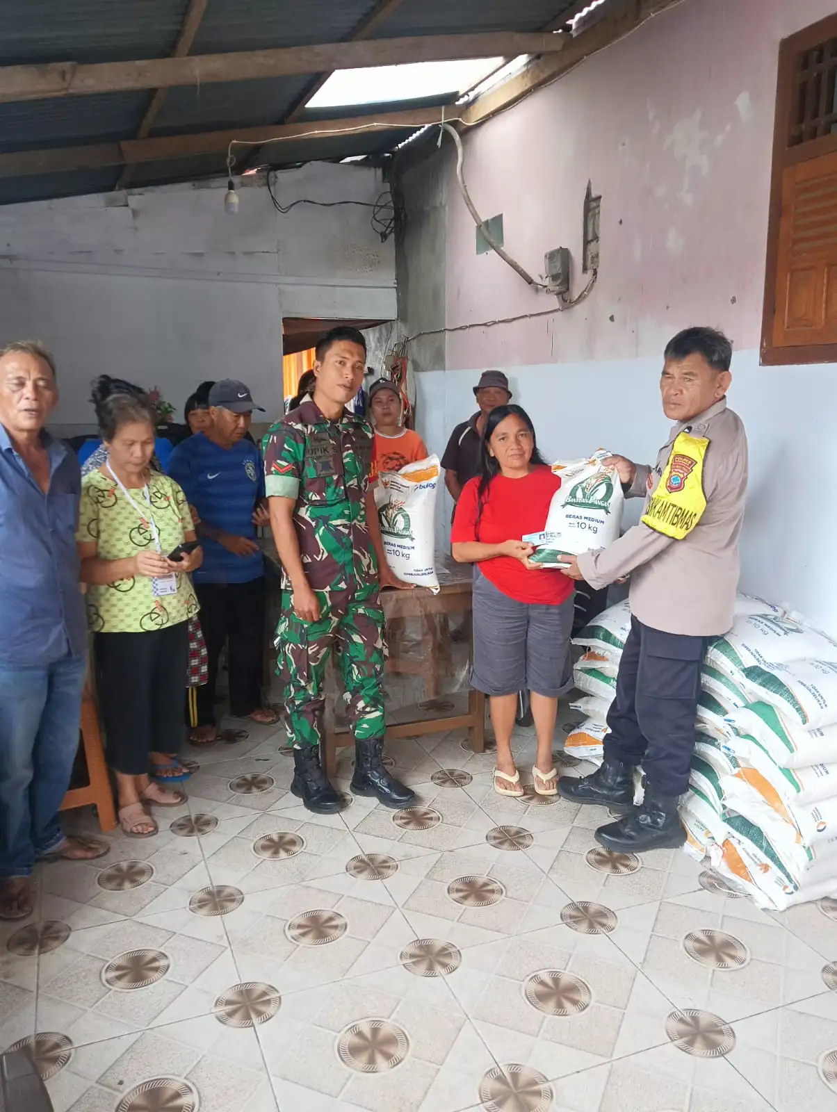 Bersama Kita Kuat! Bantuan Beras Bulog untuk KPM Kayuuwi Raya